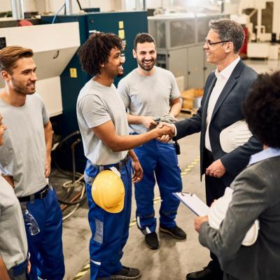 Heureux entreprise main travailleur reunion du personnel dans usine 1